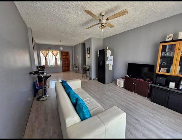 1 BEDROOM APARTMENT FOR SALE IN KEMPTON PARK CENTRAL